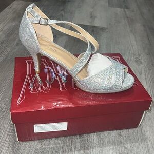 NEW IN BOX Delicacy Silver Sequin Strappy Heels, size 9